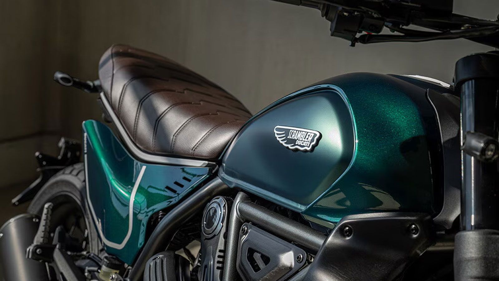 Η νέα Nightshift ξεχωρίζει για τη ραμμένη σέλα τύπου Cafe Racer, τα μαύρα τροχάκια με ακτίνες, τους καθρέφτες bar-end, καθώς και το flat τιμόνι μεταβλ