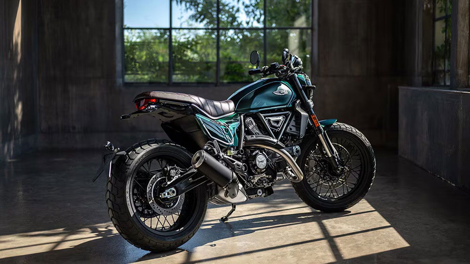 Εμπνευσμένη από τα εμβληματικά οχήματα της δεκαετίας του 70, η νέα βαφή δίνει στο μοντέλο μια εκλεπτυσμένη αισθητική που συνδυάζει την κομψότητα με το