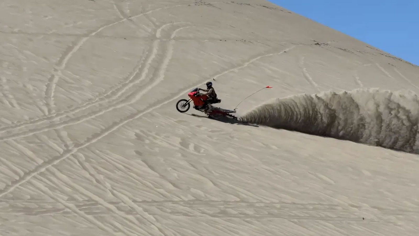 Ποιος είπε ότι μια Ducati Panigale V4 πρέπει να ζει μόνο στην πίστα; Για τον Αμερικανό YouTuber Matt Spears, μια τρακαρισμένη superbike των 200 ίππων 