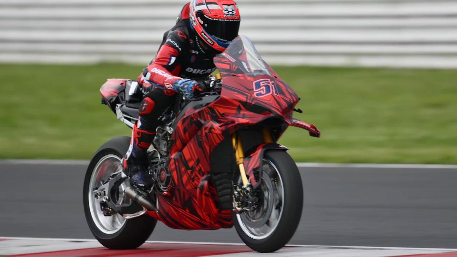 Η Ducati Panigale V4 R 2026 έκανε ήδη τις πρώτες της εμφανίσεις στην πίστα του Misano, με αναβάτες τους Michele Pirro και Davide Stirpe, και φρόντισε 