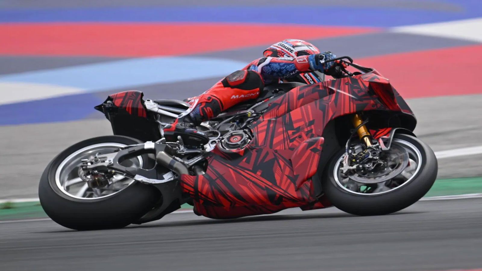 Το πιο εντυπωσιακό νέο στοιχείο είναι το νέο αλουμινένιο ψαλίδι δύο βραχιόνων, το οποίο επιστρέφει σε μοντέλο παραγωγής της Ducati για πρώτη φορά από 