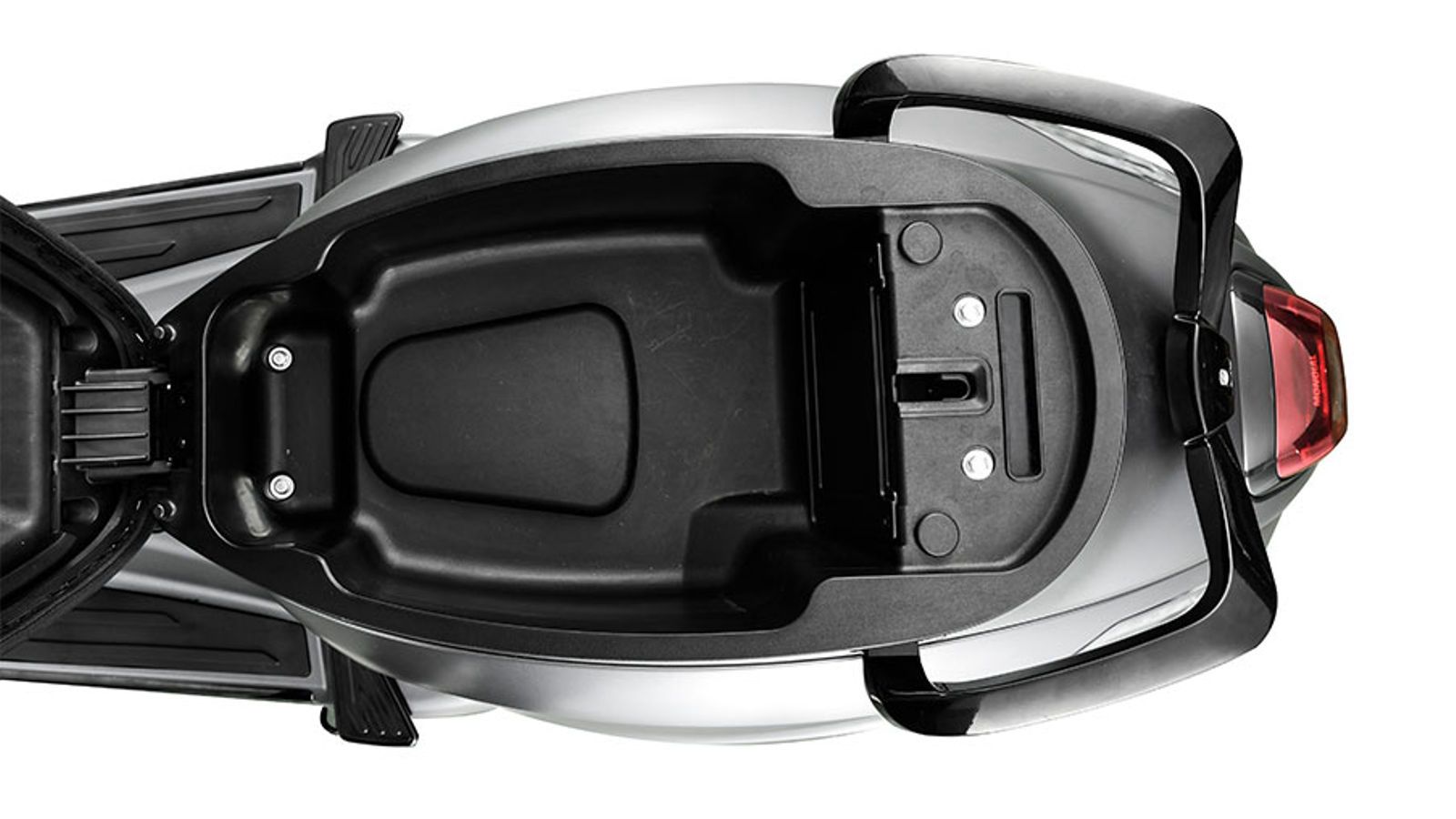  Κάτω από τη σέλα υπάρχει βασικός αποθηκευτικός χώρος για μικροαντικείμενα, ενώ το επίπεδο πάτωμα ενισχύει την πρακτικότητα, επιτρέποντας τη μεταφορά 