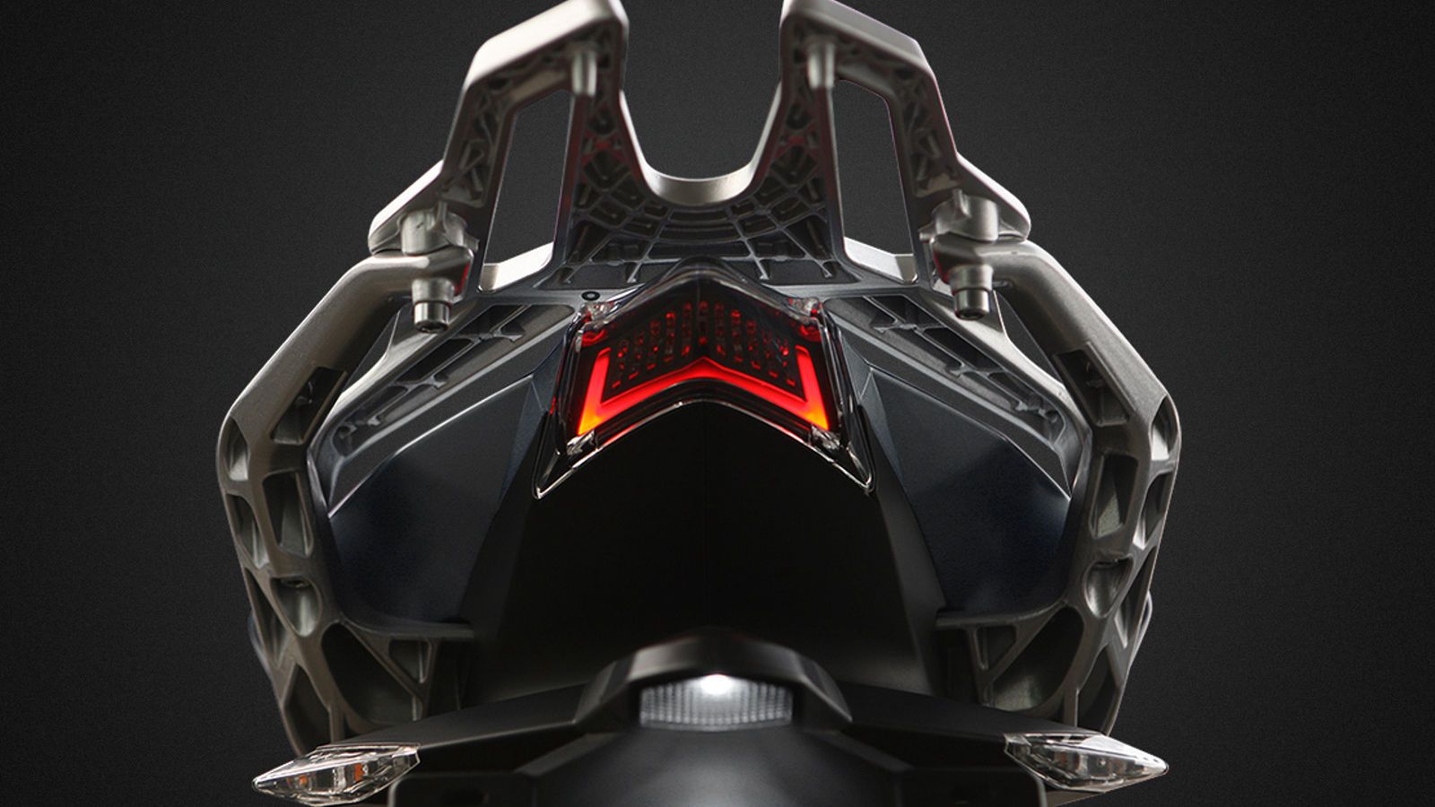 Διαθέτει αποσπώμενη σχάρα αλουμινίου για τον αναβάτη που θα θελήσει να τοποθετήσει ένα Topbox για έξτρα αποθηκευτικό χώρο