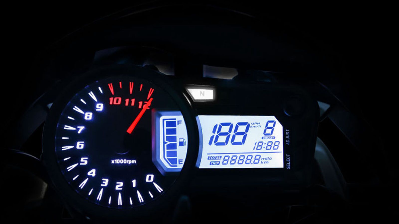 H LCD οθόνη με αναλογικό στροφόμετρο που ενημερώνει τον οδηγό με όλες τις απαραίτητες και χρήσιμες πληροφορίες.  