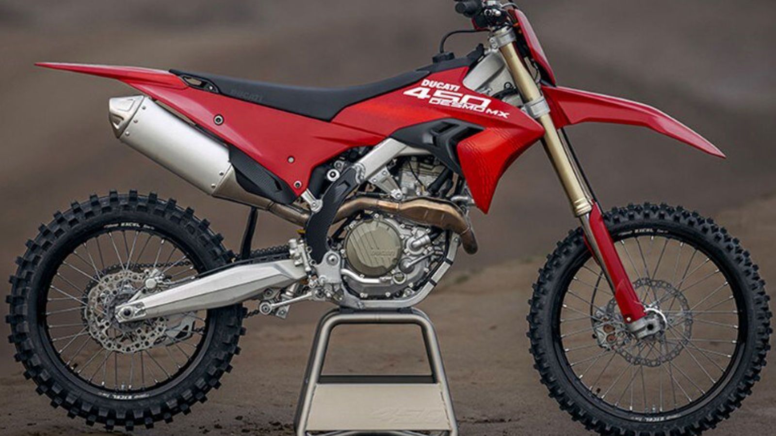 Ο μονοκύλινδρος κινητήρας της Desmo450 MX με κυβισμό 449,6cc ξεχωρίζει για τη χρήση του δεσμοδρομικού μηχανισμού βαλβίδων, πρωτόγνωρο για την off-road