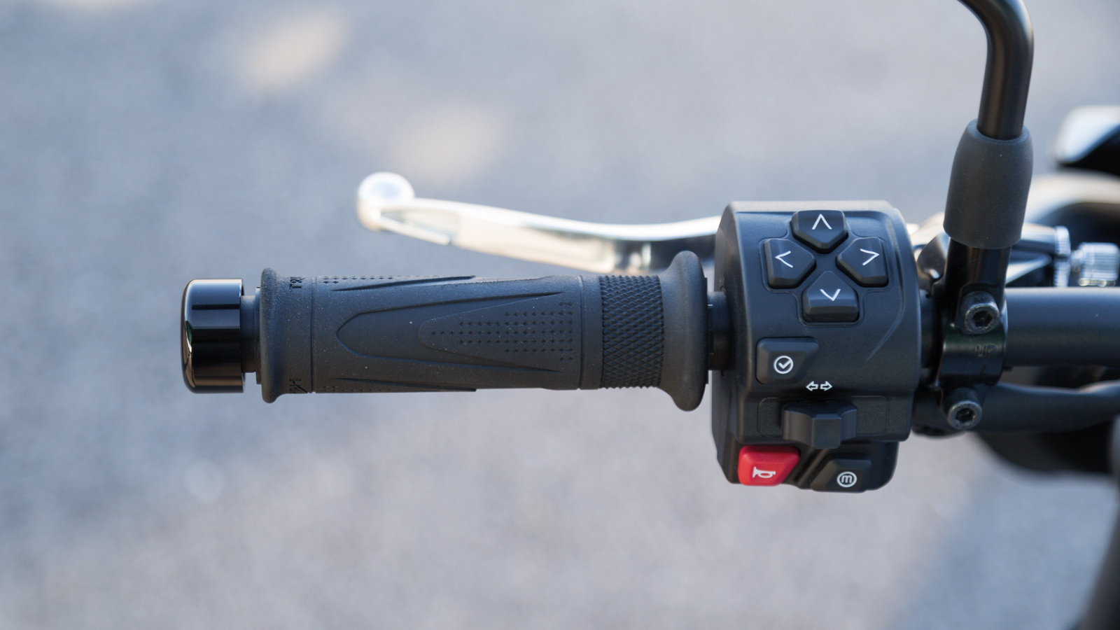 Η πλοήγηση στο μενού ρυθμίσεων γίνεται μέσω των εύχρηστων διακοπτών στο αριστερό χειριστήριο.