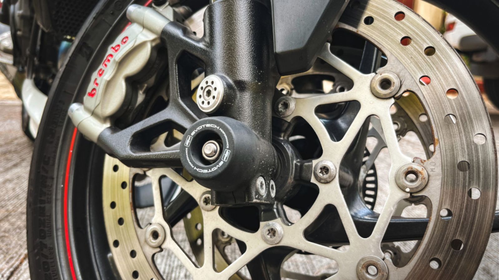 Οι πλευστές δισκόπλακες είναι μια επιλογή των κατασκευαστών που συναντάμε πλέον πολύ συχνά στις μοτοσυκλέτες. Ποιά είναι η διαφορά τους όμως με τις «π