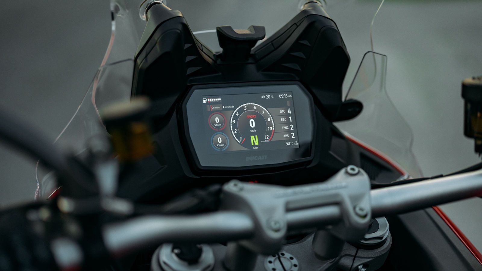 H πληροφόρηση του αναβάτη με όλες τις απαιτούμενες ενδείξεις γίνεται μέσω μιας έγχρωμης TFT οθόνης 5 ιντσών