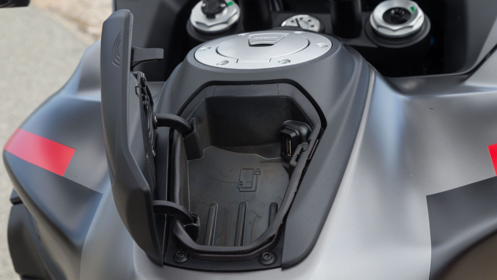 Ντουλαπάκι στο πάνω μέρος του ρεζερβουάρ για αποθήκευση μικροπραγμάτων ή φόρτιση του κινητού μέσω θύρας USB