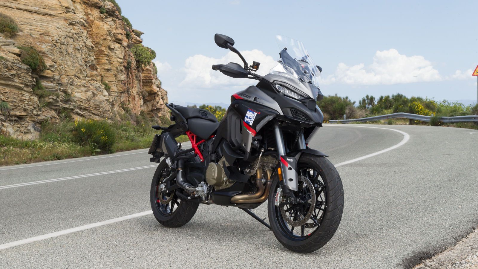 Η νέα Multistrada παραμένει πιστή στην καθιερωμένη σχεδιαστική νόρμα νιώθοντας αρκετά σίγουρη για τις  αισθητικές της επιρροές και  κρατώντας παράλληλ