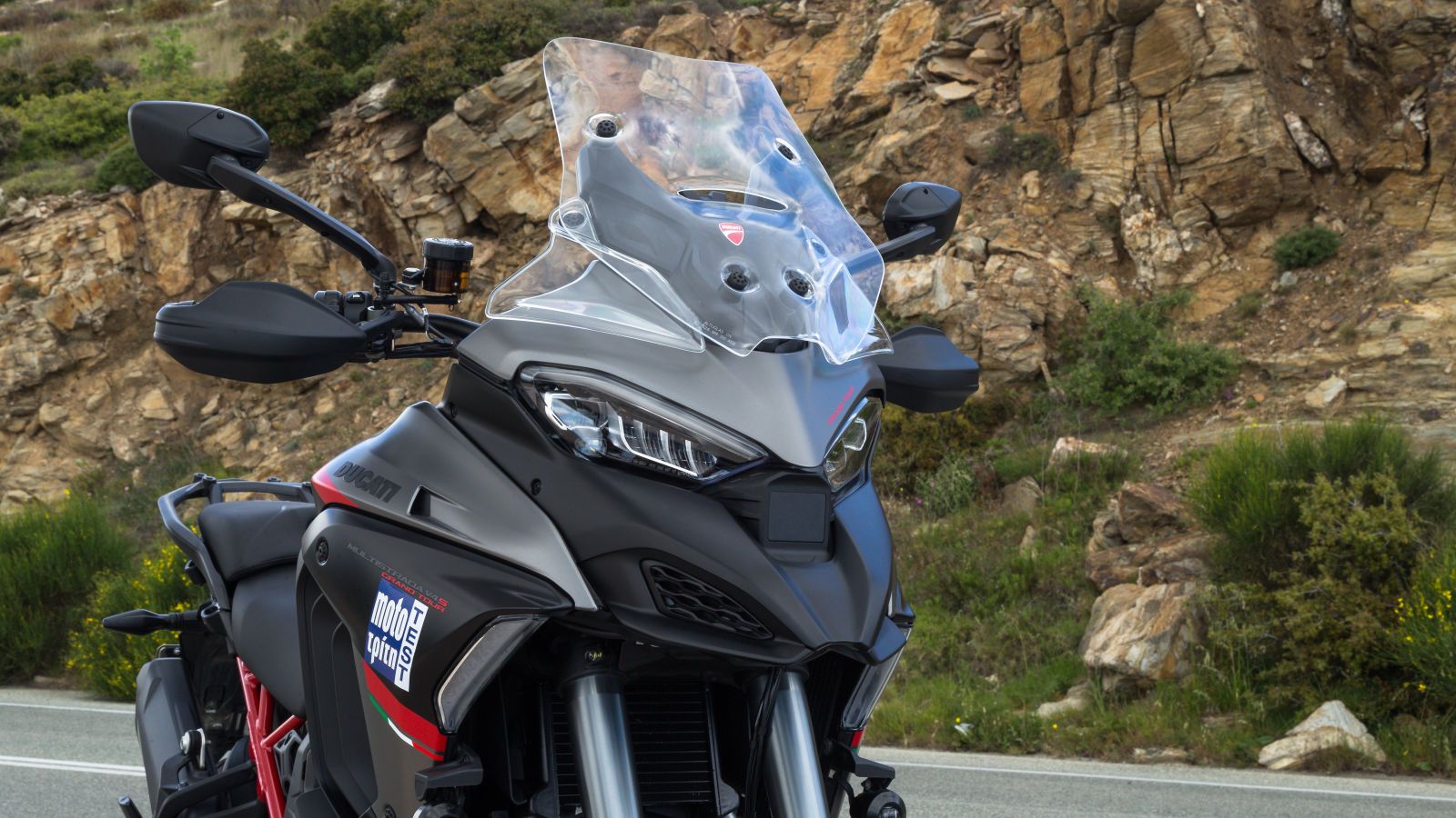 Βέβαια με μια πιο προσεκτική ματιά, θα παρατηρήσεις το ανανεωμένο εμπρός μέρος με τις πιο επιθετικές αναλογίες και τα πλήρως βαμμένα μέρη που πλαισιών