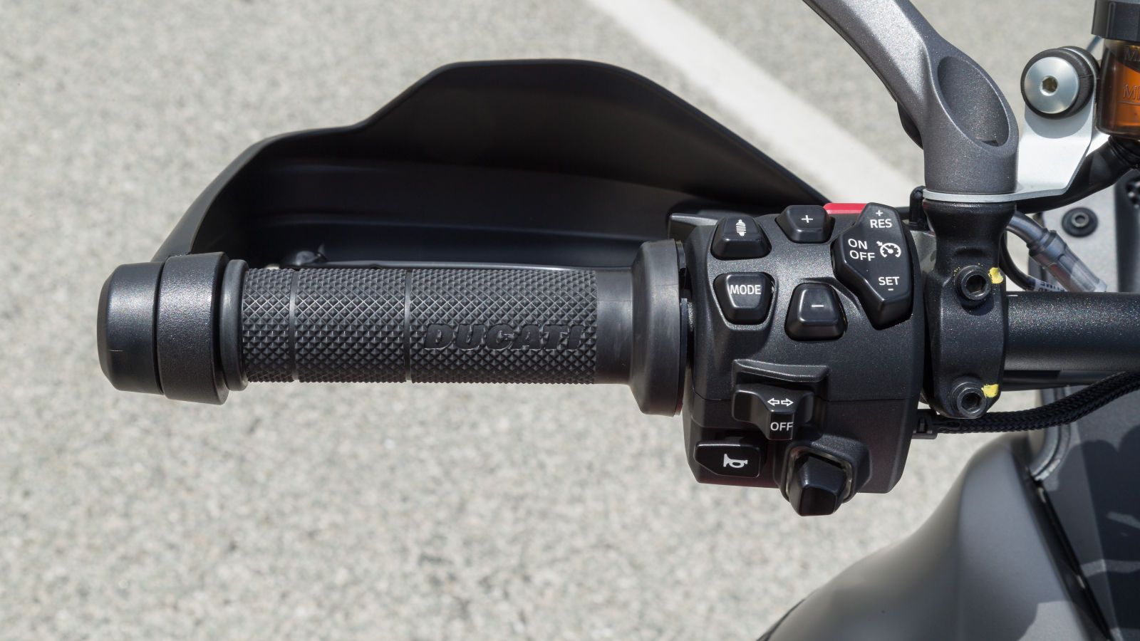 Μπορείς να ρυθμίσεις τα πάντα από το εύχρηστο joystick στο αριστερό μέρος του τιμονιού