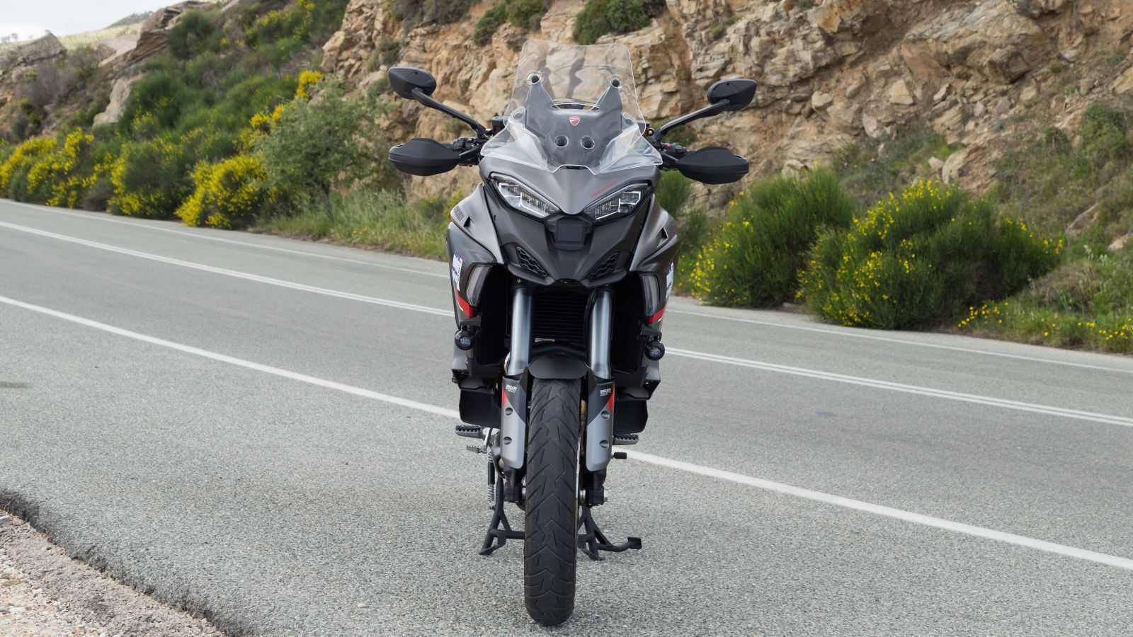 είναι τύπου LED -όπως και όλος ο υπόλοιπος φωτισμός- με εξέχων χαρακτηριστικό του τα cornering lights που φωτίζουν το εσωτερικό της στροφής όταν η μοτ