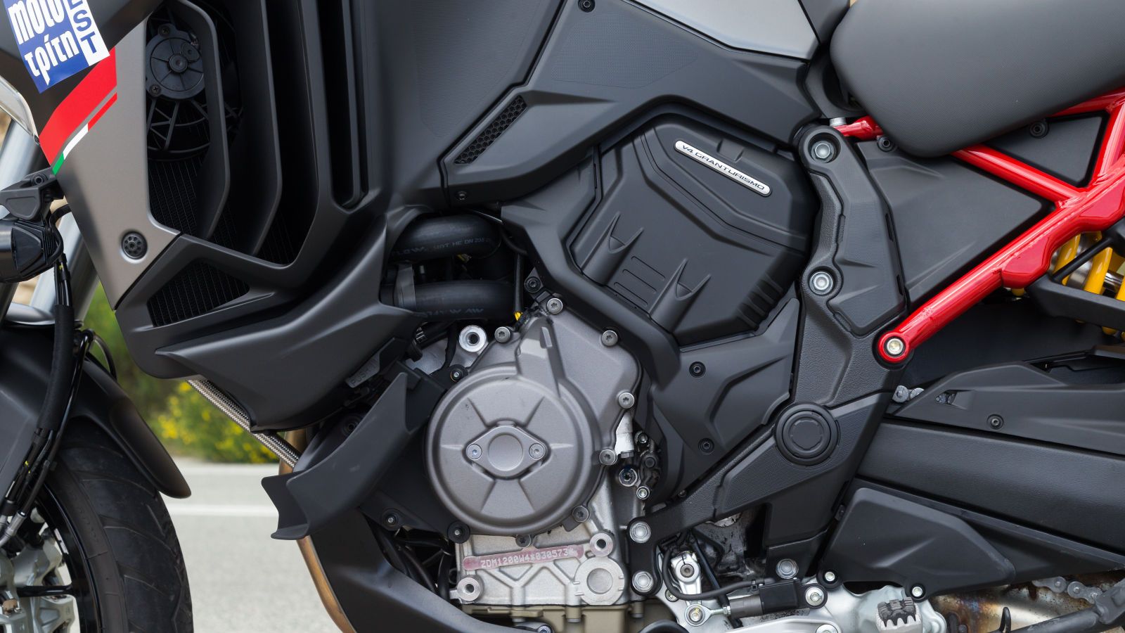 Η Twin-Pulse ανάφλεξη των κυλίνδρων θυμίζει αρκετά V2 90ο, ενώ ο στροφαλοφόρος άξονας περιστρέφεται αντίθετα από την φορά τροχών, για αμεσότητα και ακ