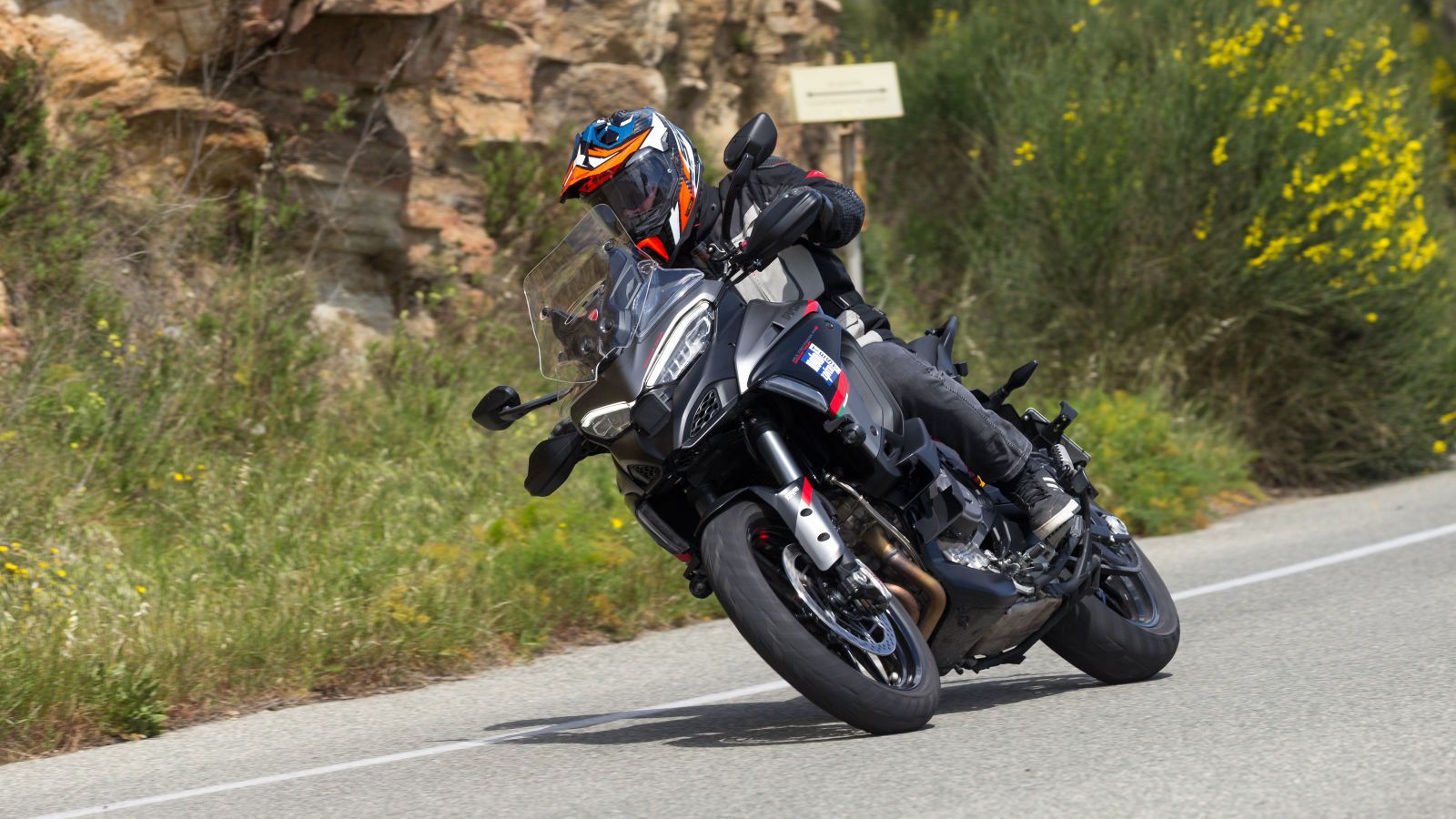 Οι 170 ίπποι δε σε αφήνουν να αγιάσεις και θέλουν συνεχώς να πλαγιάσεις χωρίς τον δισταγμό της ψηλής μοτοσυκλέτας