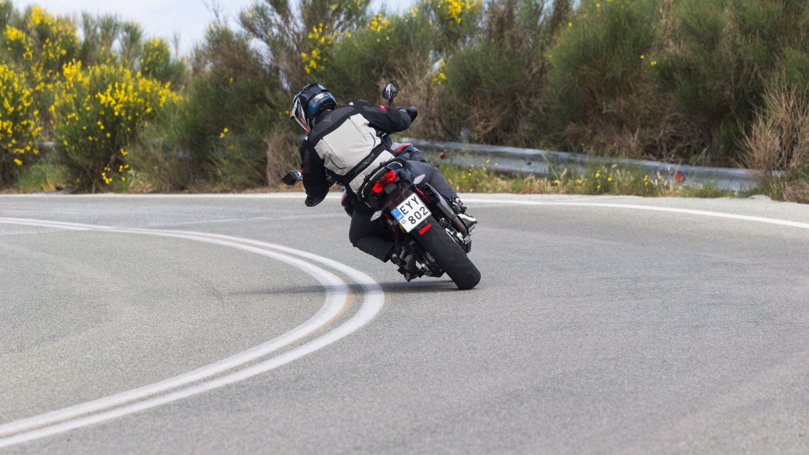 H Multistrada γεννήθηκε για να ταξιδεύει ή πιο σωστά.. για να σε ταξιδεύει. Το εισπράττεις κάθε φορά που θα βρεθείς μαζί της στον ανοιχτό δρόμο