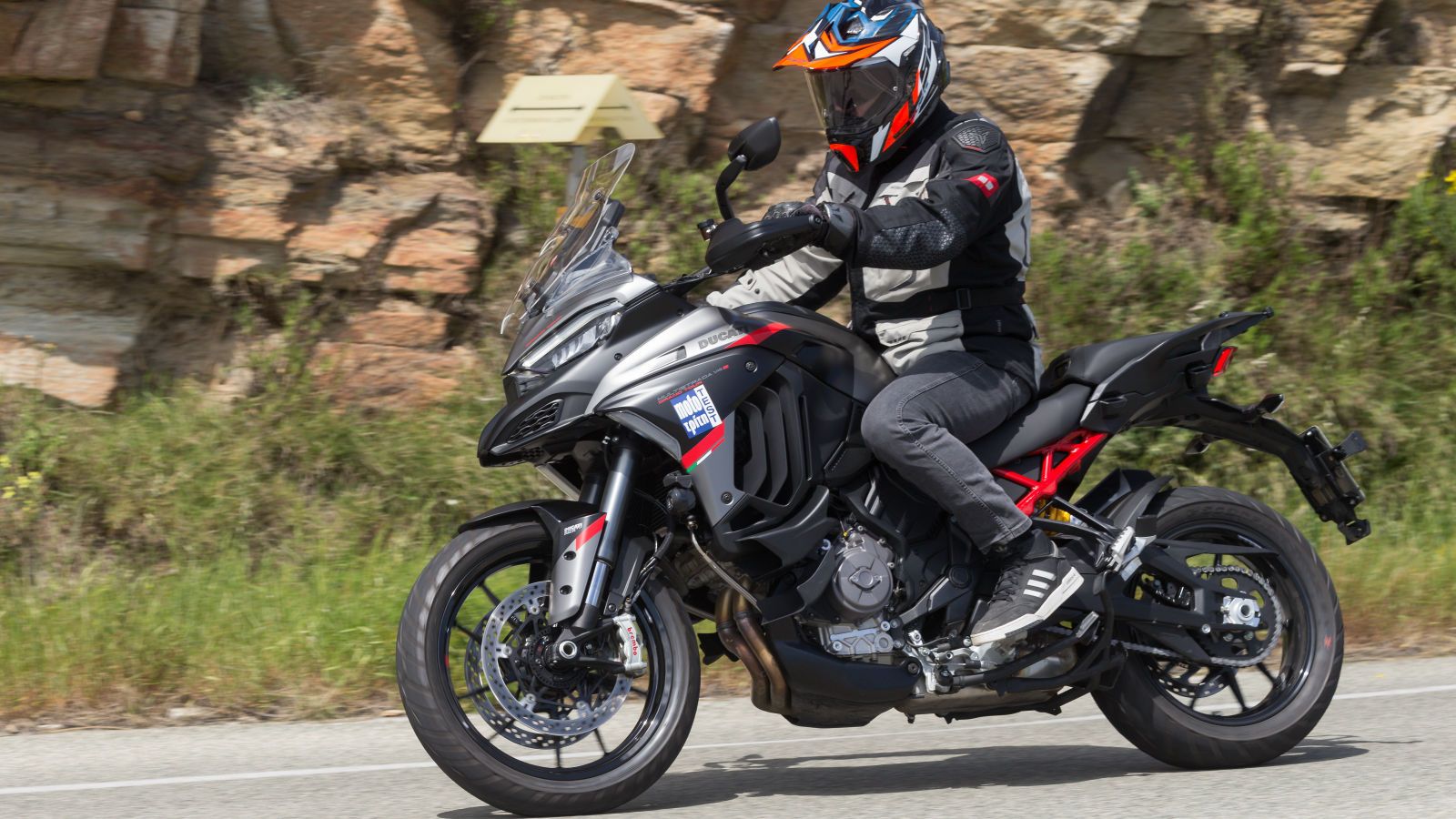 H Multistrada έχει καθιερωθεί ως ένα από τα σημαντικότερα και πιο αγαπημένα adventure μοντέλα επιδόσεων και Ιταλικής φινέτσας