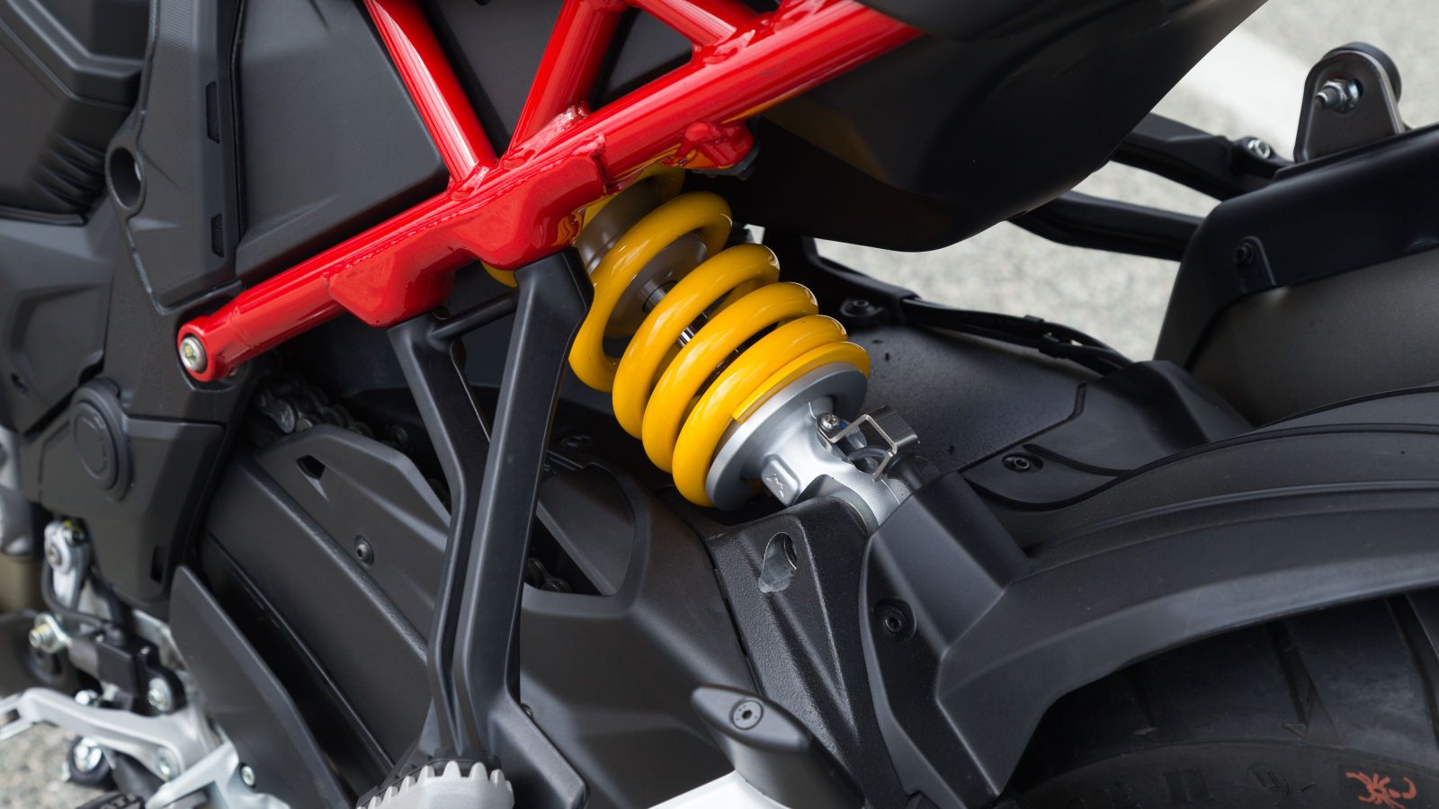 Το πίσω αμορτισέρ της Marzocchi είναι νέο και έχει μεγαλύτερο εύρος ρυθμίσεων προφόρτισης ελατηρίου