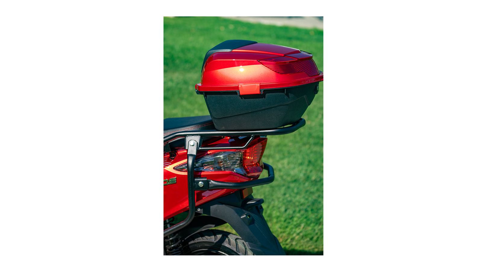 Η μπαγκαζιέρα που συνοδεύει το scooter στον βασικό εξοπλισμό 