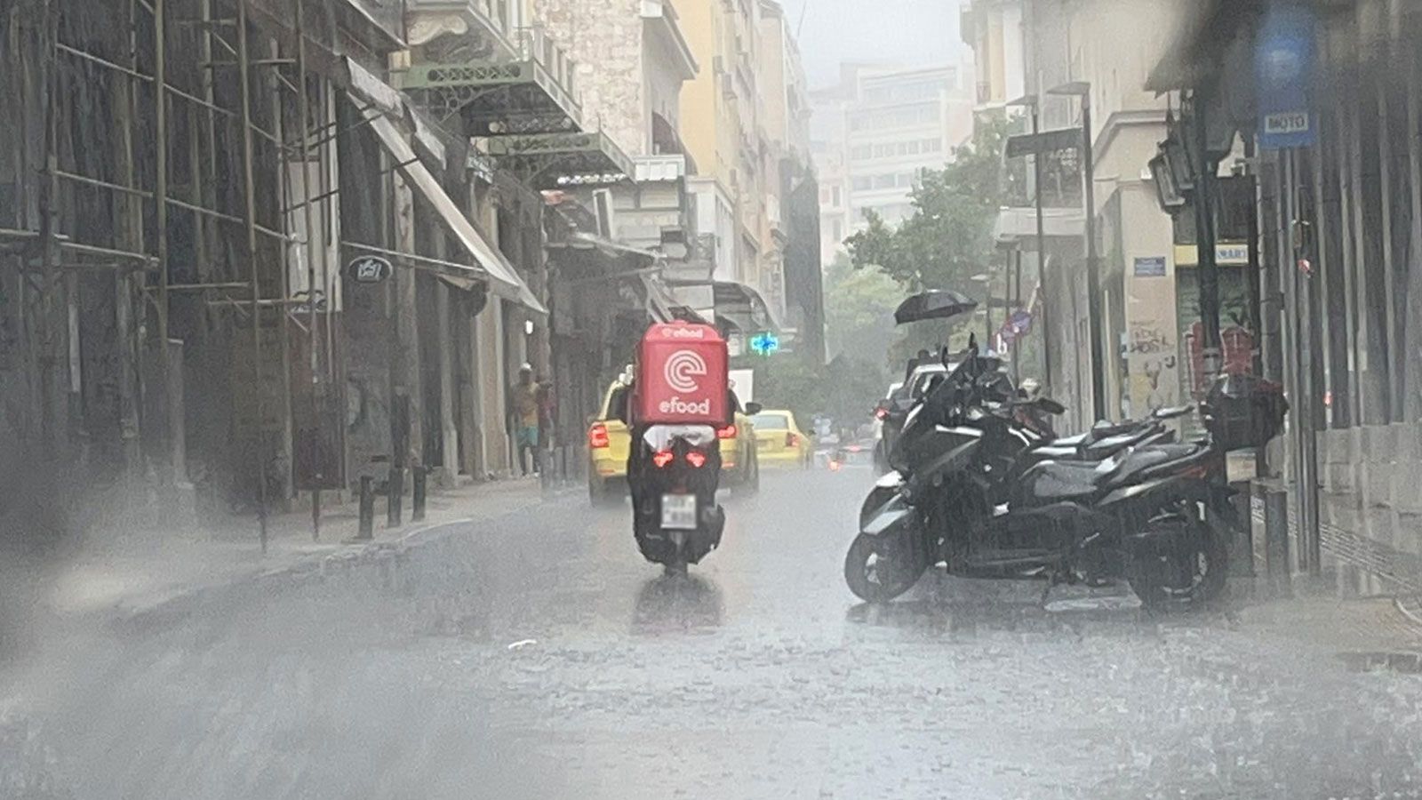 efood: Καταγγελίες εργαζομένων μέσω κακοκαιρίας Byron – «Μας έστελναν να πνιγούμε μέσα στη νεροποντή»