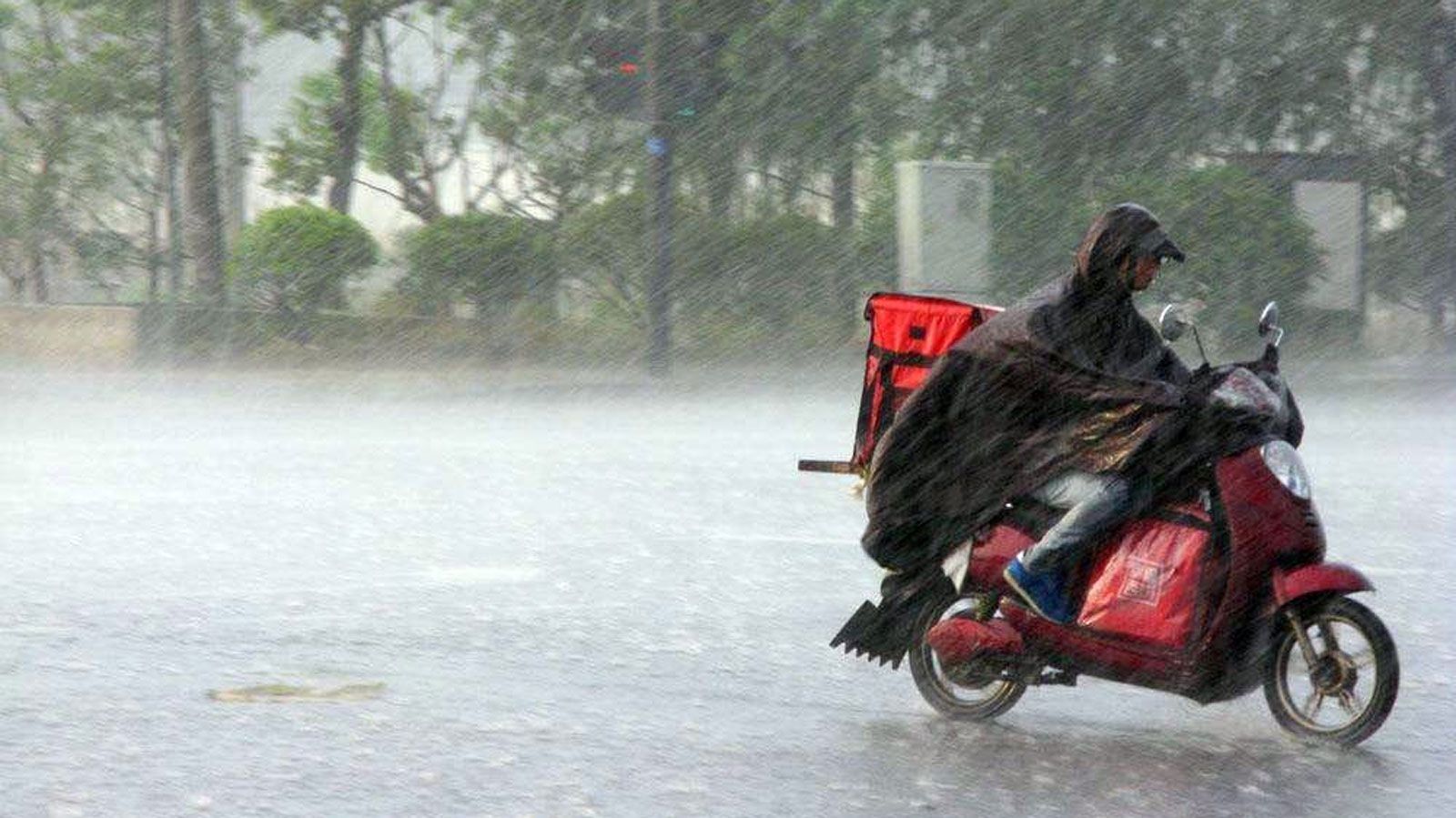 efood: Καταγγελίες εργαζομένων μέσω κακοκαιρίας Byron – «Μας έστελναν να πνιγούμε μέσα στη νεροποντή»