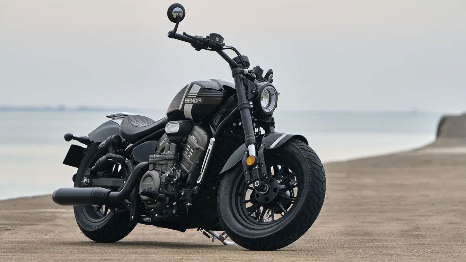 Το Rock 707 ανεβαίνει αισθητά σε επιδόσεις και τεχνολογία. Ο V-twin 691 κ.εκ. αποδίδει 73,4 ίππους και 6,91 kgm ροπής, ενώ χρησιμοποιεί μετάδοση με ιμ