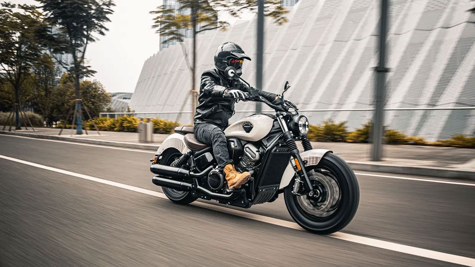 Στην κορυφή της σειράς βρίσκεται το Dark Flag 950, εφοδιασμένο με έναν V4 948 κ.εκ., ισχύ 108 ίππων και ροπή 8,57 kgm. Η Benda το χαρακτηρίζει “