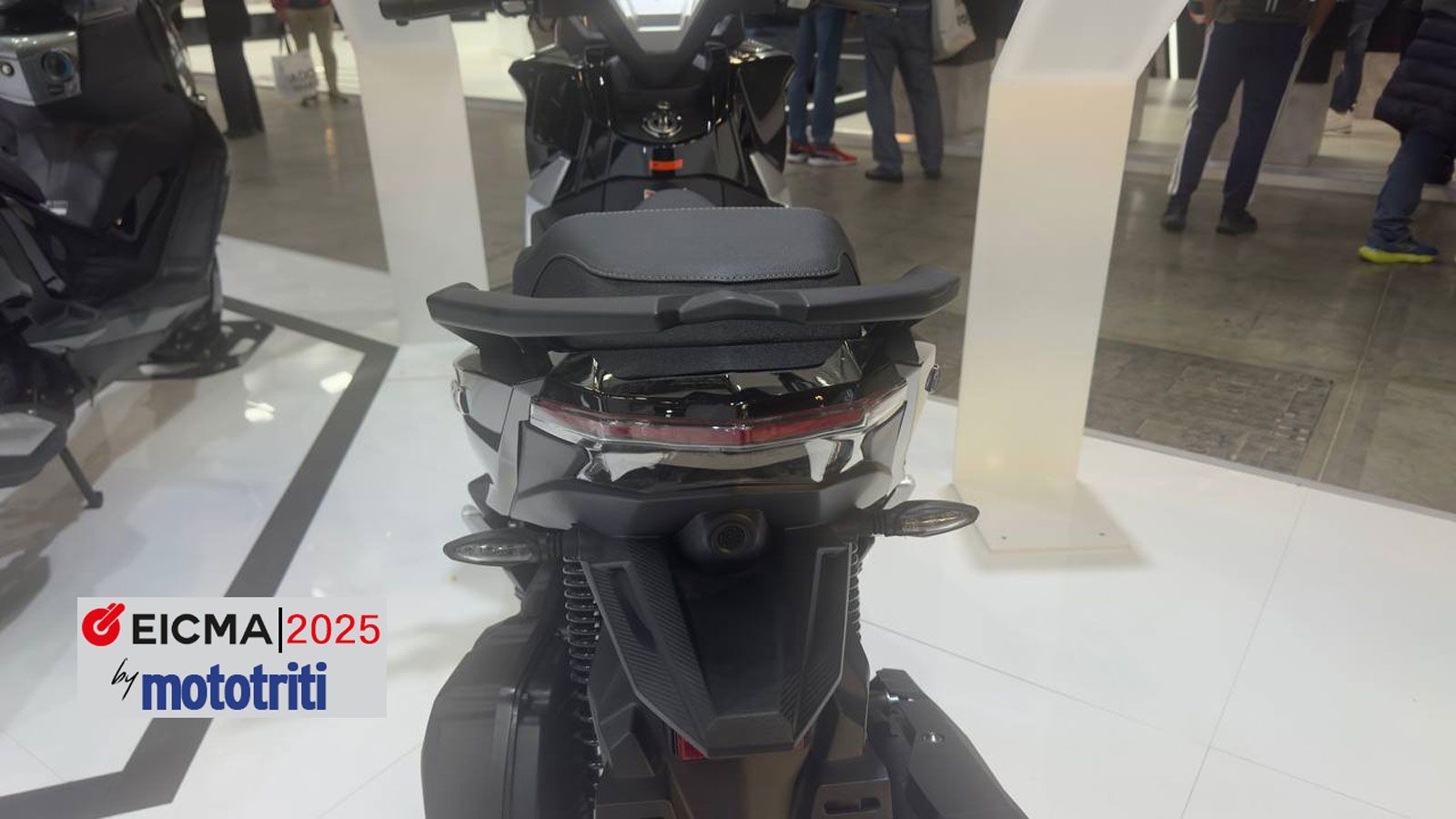 . Κάτω από τη σέλα υπάρχει χώρος για ένα jet κράνος, ενώ ο εξοπλισμός περιλαμβάνει Full LED φωτιστικά σώματα, LCD οθόνη, Keyless εκκίνηση και πρακτική