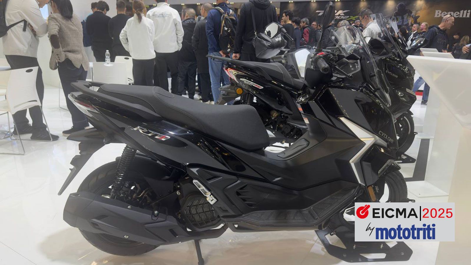 Η συνολική αισθητική με αιχμηρές γωνίες και λεπτομέρειες αλουμινίου φέρνει το RT1 πολύ κοντά σε αίσθηση στα ιαπωνικά GT scooter, προβάλλοντας την τεχν