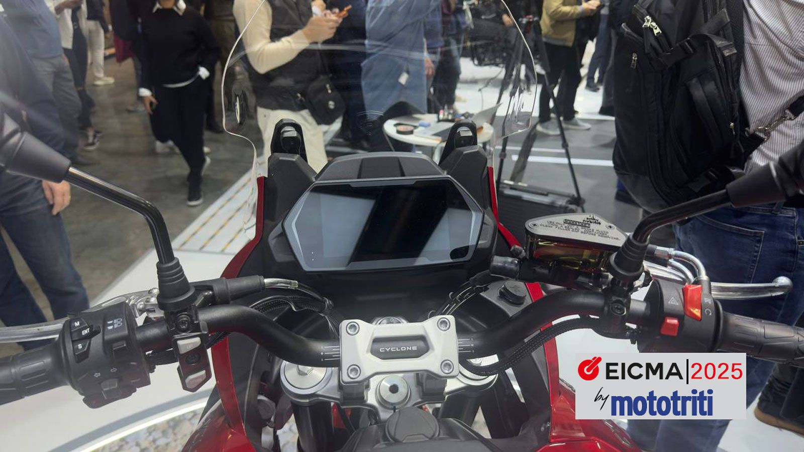 Στο cockpit δεσπόζει μια μεγάλη TFT οθόνη, με πληροφορίες πλοήγησης και λειτουργίες συνδεσιμότητας, δίνοντας premium αίσθηση σε κάθε αναβάτη.