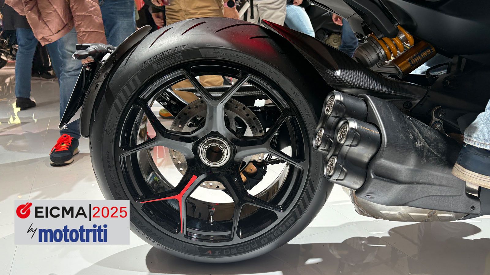 Τα ελαστικά Pirelli Diablo Rosso IV, με πίσω διάσταση 240/45, παραμένουν σήμα κατατεθέν της οικογένειας Diavel, εξασφαλίζοντας κορυφαία πρόσφυση και θ