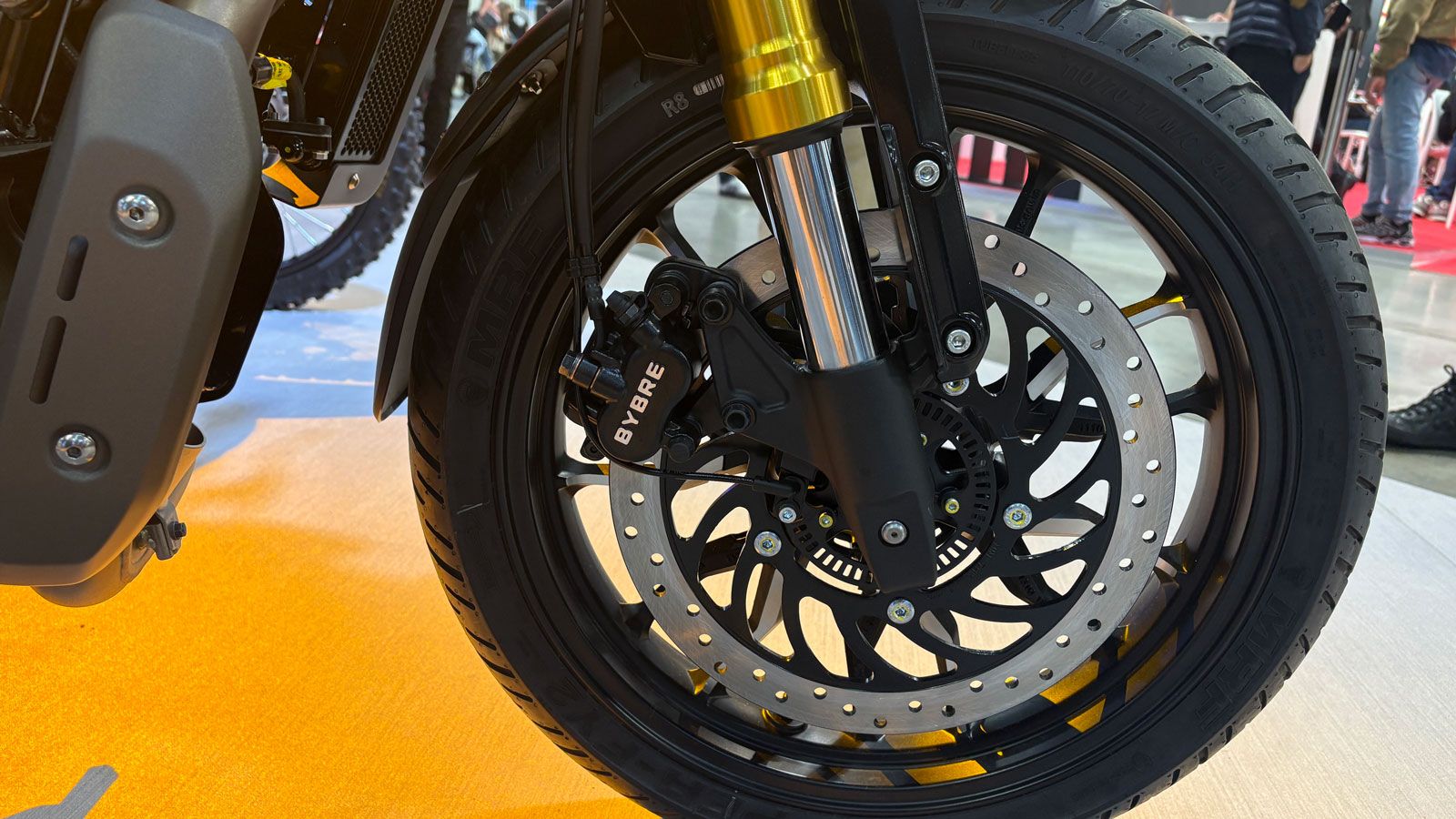 Στο μπροστινό μέρος, εντοπίζουμε ένα ανεστραμμένο  πιρούνι της Kayaba στα 43 χιλιοστά –το οποίο ταιριάζει απόλυτα στο «γυμνό» στυλ του Hunk-  εν