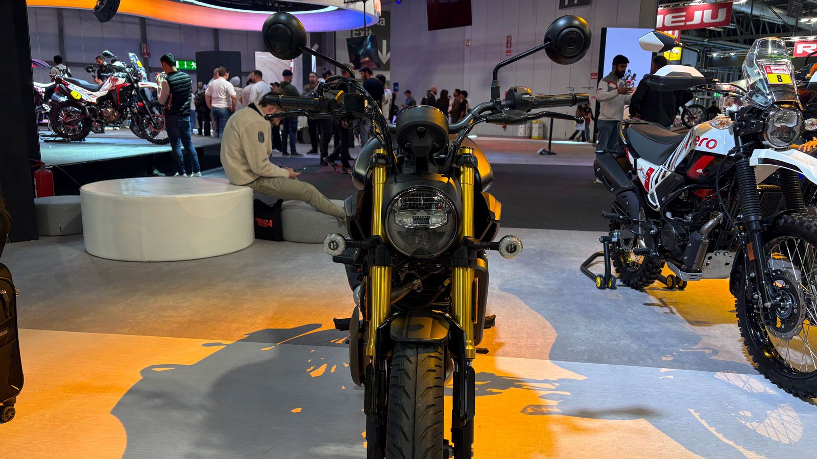 Οι νέες τεχνολογίες δε θα μπορούσαν να λείπουν από το πακέτο που προσφέρει το Hero Hunk 440. Η μοτοσυκλέτα είναι εξοπλισμένη με full LED φωτιστικά σώμ