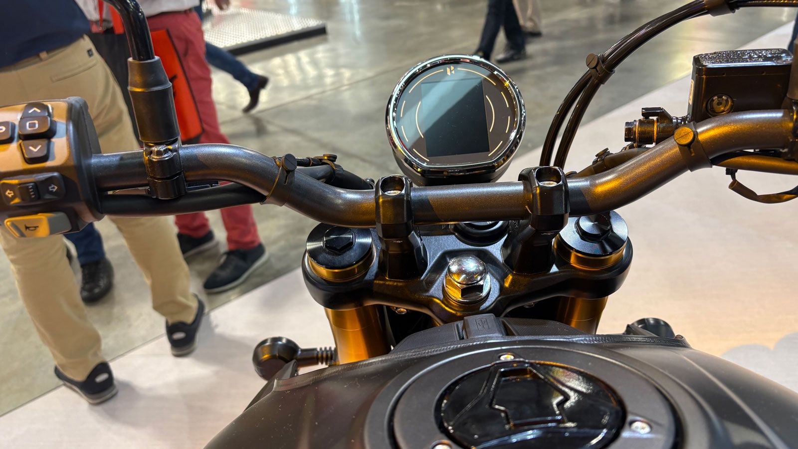 Στα φρένα, θα συναντήσουμε ένα εξίσου αξιόλογο πακέτο, με δυο δίσκους των 320 και 240 χιλιοστών, εμπρός και πίσω αντίστοιχα, συνοδευόμενους από δαγκάν