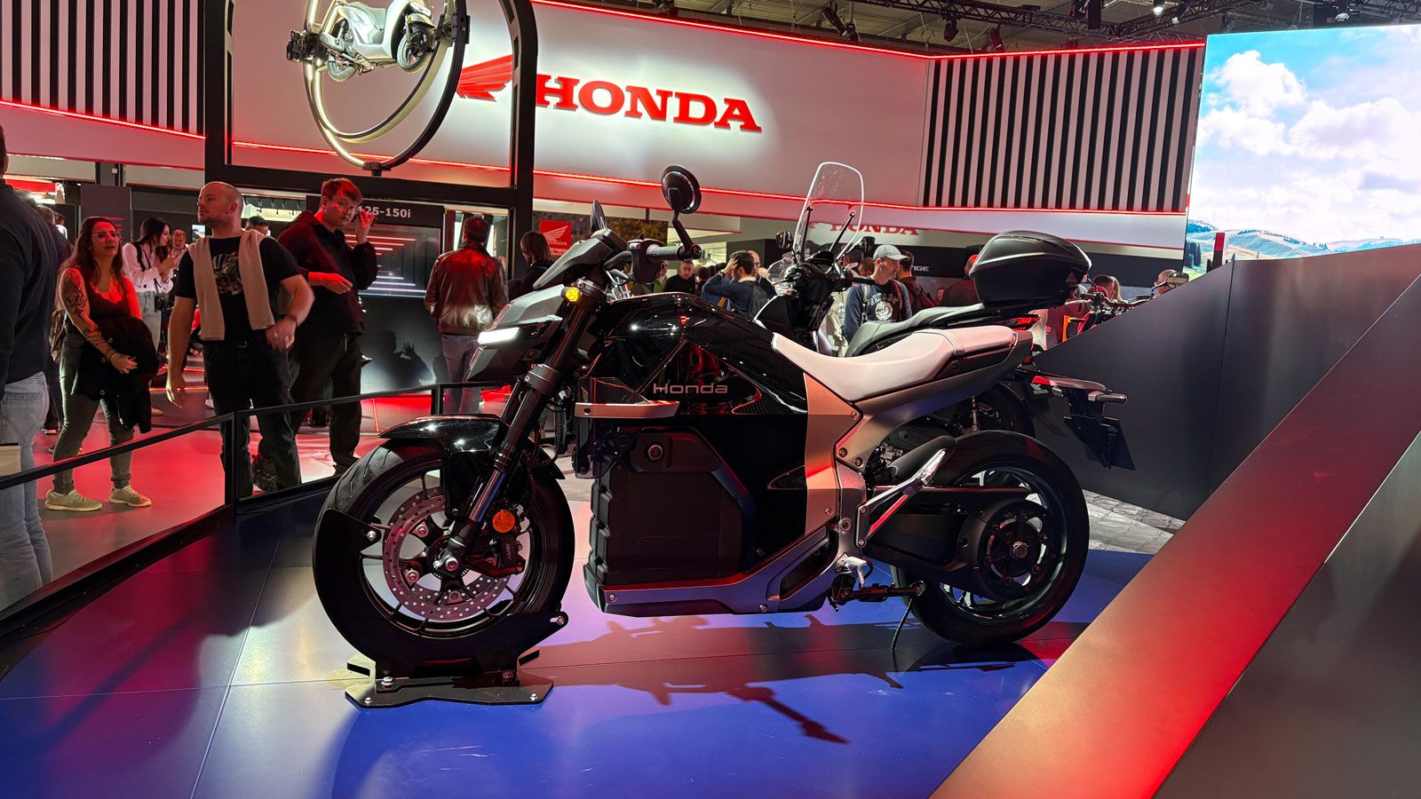 Η WN7 χρησιμοποιεί ανεστραμμένο πιρούνι Showa 43 mm και το κλασικό μονόμπρατσο ψαλίδι Pro-Arm, στοιχεία που παραπέμπουν σε premium μοτοσυκλέτες της ετ