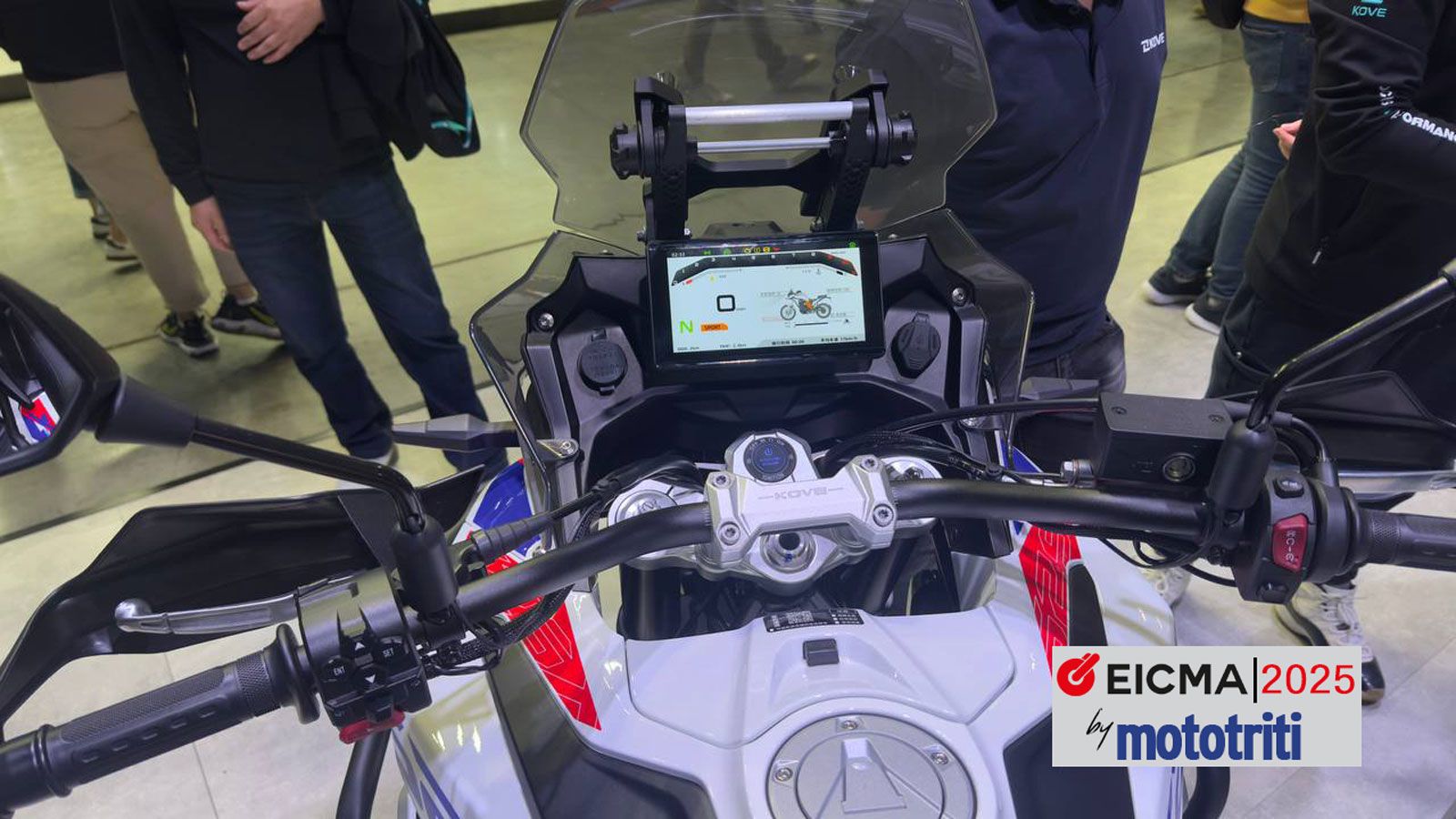 Ο αναβάτης μπορεί να επιλέξει ανάμεσα σε δύο προγράμματα οδήγησης, Sport και Eco, προσαρμόζοντας τη συμπεριφορά του κινητήρα είτε για δυναμική απόδοση