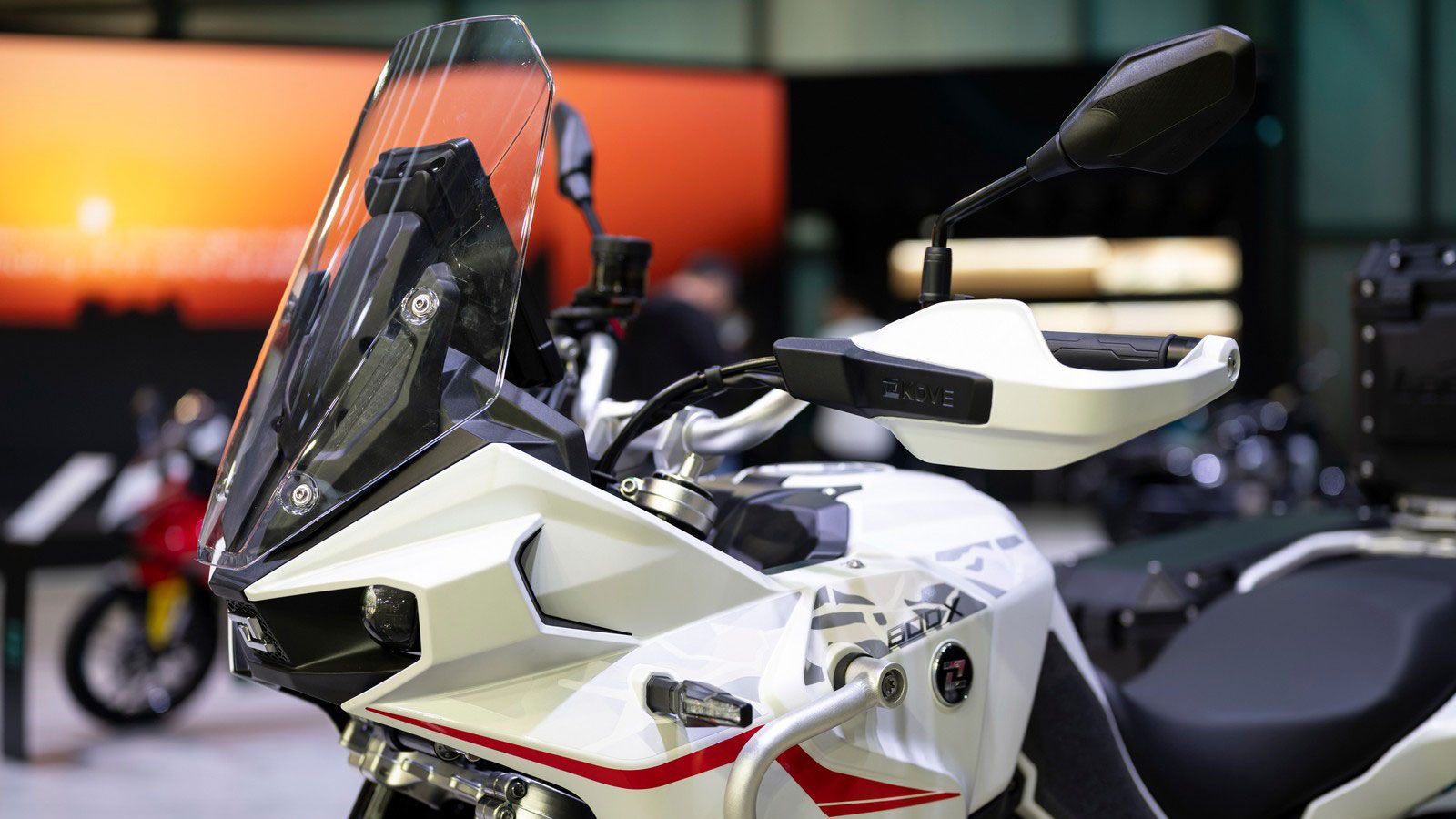 Η Kove αποκάλυψε στην EICMA 2025 τη νέα 800X GT, μια πιο τουριστική και street εκδοχή της γνωστής adventure 800X. Το νέο μοντέλο έρχεται να προσφέρει 