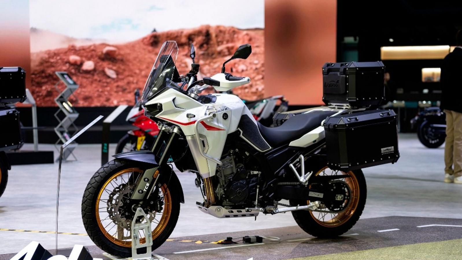 Ο κινητήρας προέρχεται από τη γνωστή πλατφόρμα της Kove και αποδίδει 95 ίππους στις 9.000 σ.α.λ. και 8,2 kgm ροπής στις 7.500 σ.α.λ., προσφέροντας ισχ