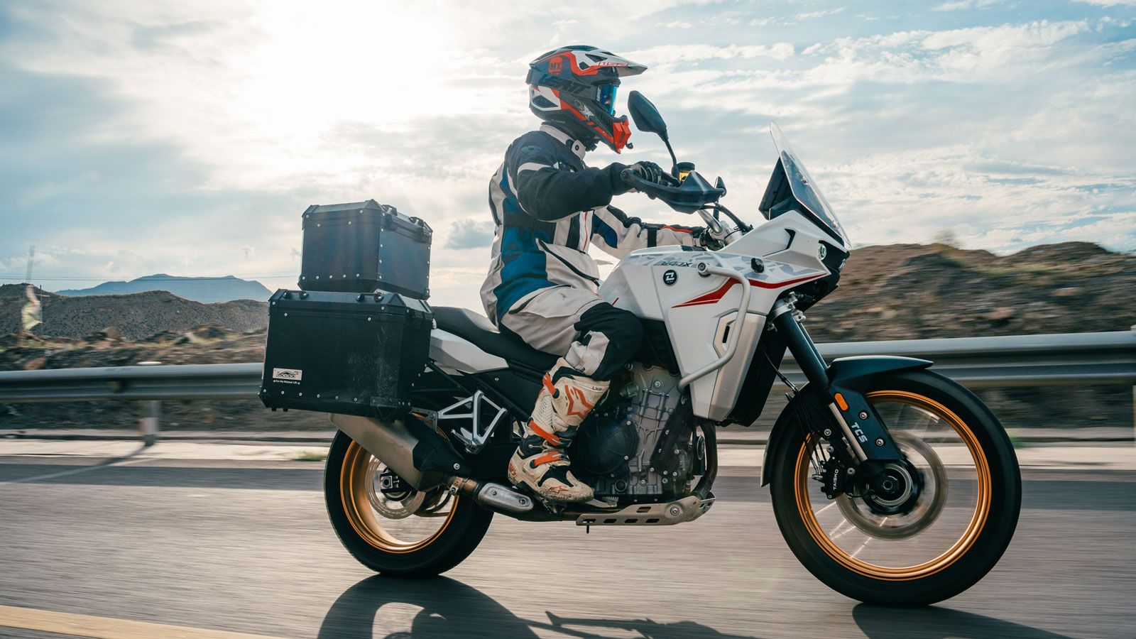 Η GT ακολουθεί πιο «πολιτισμένη» προσέγγιση, με φαρδύτερο τιμόνι, καλύτερη προστασία από τον αέρα και εργονομική θέση οδήγησης που επιτρέπει πολύωρα τ