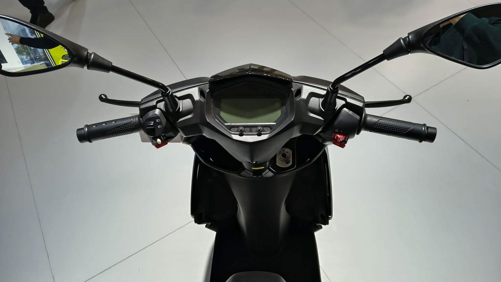 Ο εξοπλισμός περιλαμβάνει πλήρη LED φωτισμό, μονόχρωμη ψηφιακή LCD οθόνη και διπλό σταντ (κεντρικό και πλαϊνό).