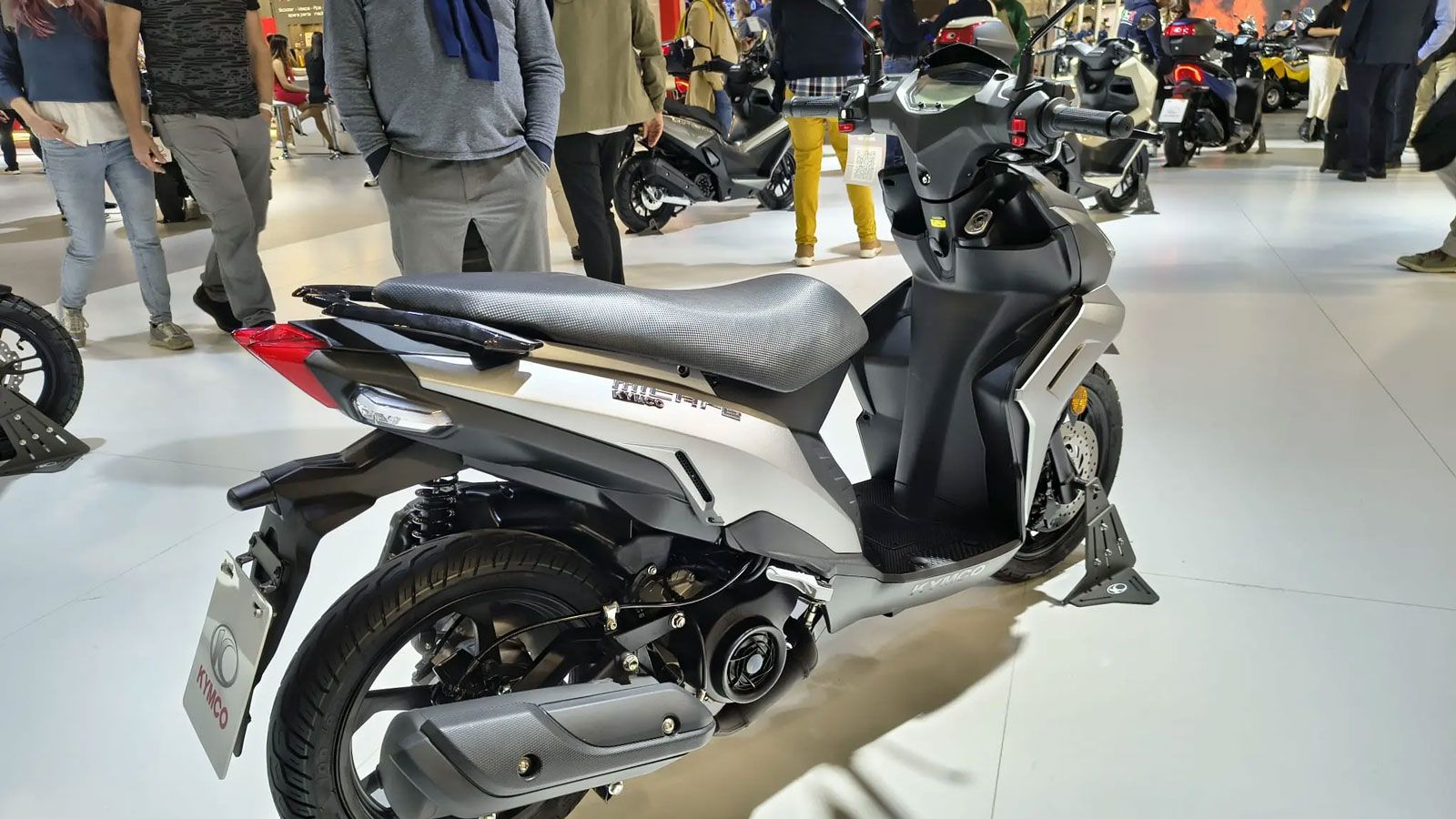 Η τελική ταχύτητα φτάνει τα 90 km/h, επαρκής για αστική χρήση, ενώ η κατανάλωση περιορίζεται στο 1 λίτρο ανά 50 km. Με ρεζερβουάρ 4,9 λίτρων, η αυτονο