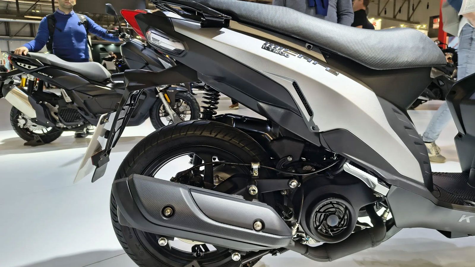  Ο κινητήρας είναι αερόψυκτος μονοκύλινδρος τετράχρονος 124 κ.εκ., με απόδοση 6,5 kW (8,8 ίππους) στις 7.000 σ.α.λ. και ροπή 9,8 Nm στις 6.000 σ.α.λ.