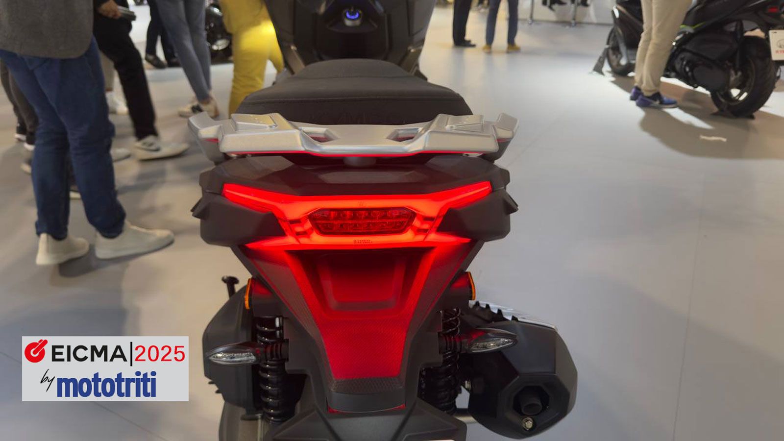 Το Kymco Xtera 350 έχει φτιαχτεί για να ταξιδεύει — και το κάνει με άνεση. Η σέλα δύο επιπέδων προσφέρει εξαιρετική στήριξη, ενώ ο συνεπιβάτης α