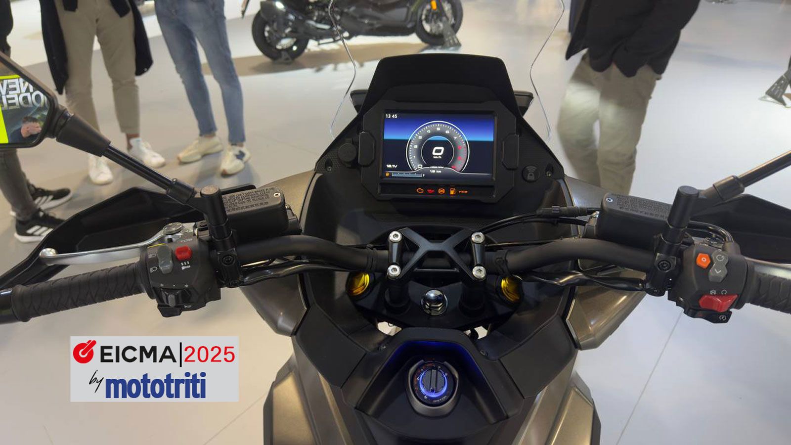 Διαθέτει πλήρη LED φωτισμό με DRL, TFT οθόνη 7 ιντσών, διπλές USB θύρες (Type-A και Type-C), keyless σύστημα, μπροστινή και πίσω dash cam, θερμαινόμεν