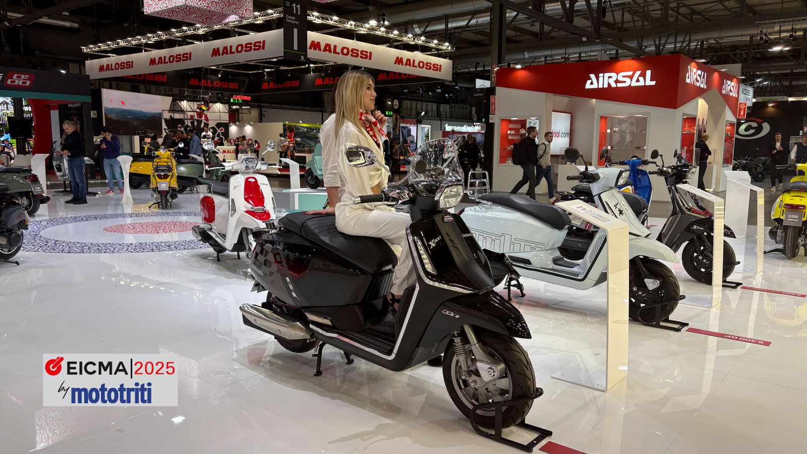 Η νέα Χ300GT έρχεται με τροχούς 12 ιντσών τύπου tubeless, με διαστάσεις 120/70-12 εμπρός και 130/70-12 πίσω. Στο ήδη υπάρχον σύστημα πέδησης με δισκόφ