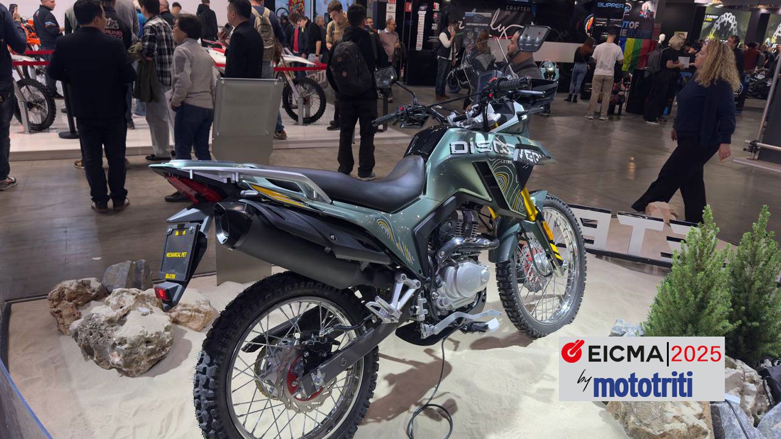 Διαθέτει τροχούς 21 ιντσών εμπρός και 18 πίσω, μακρύ μεταξόνιο 1.360 mm και απόσταση από το έδαφος 260 mm, στοιχεία που δείχνουν προτεραιότητα στη δυν