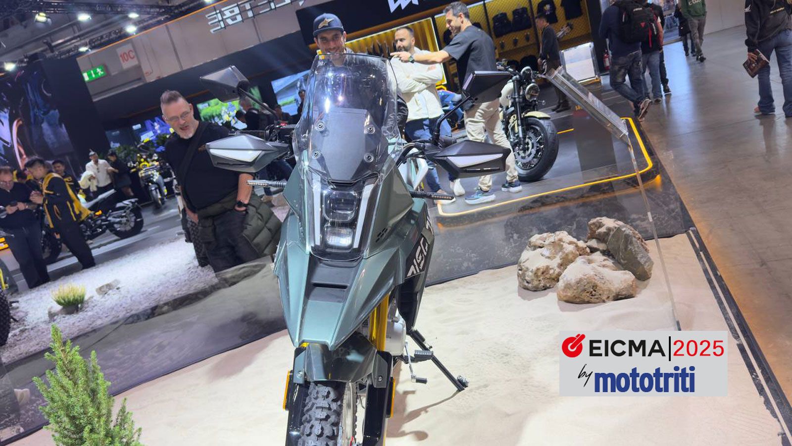 Η σχεδίαση είναι απλή και πρακτική, με ψηλό φτερό, στενό σώμα, ανεβασμένη εξάτμιση και ελαφριά πλαστικά μέρη που ενισχύουν τον λειτουργικό χαρακτήρα.