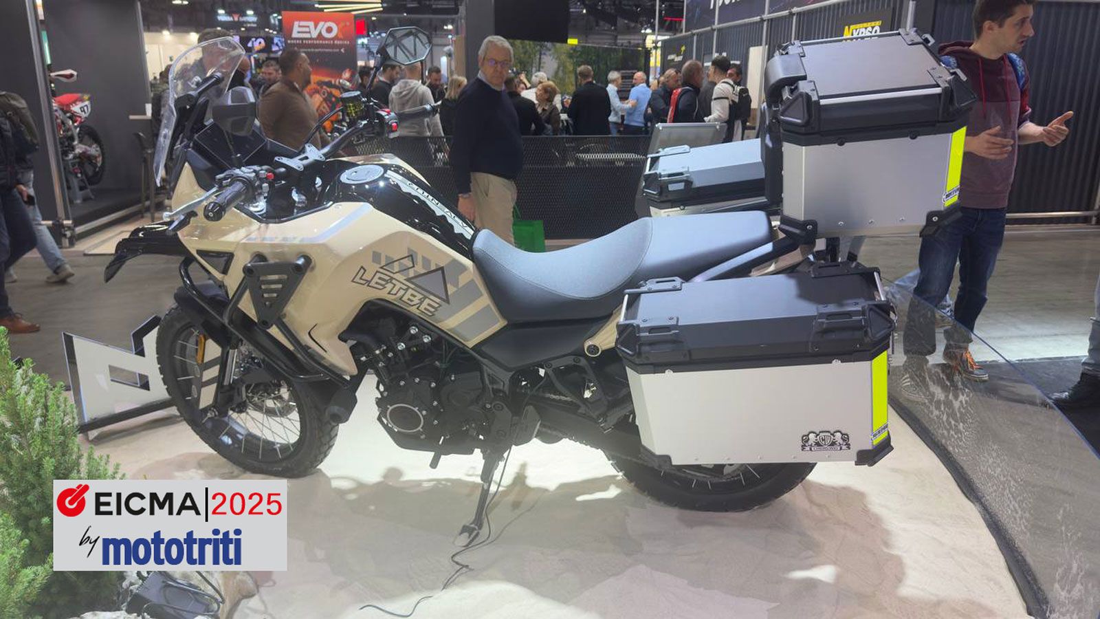 Οι τροχοί είναι 19 ιντσών εμπρός με ελαστικά 100/90-19 και 17 ιντσών πίσω με διάσταση 130/80-17, επιλογή που δείχνει ισορροπία ανάμεσα σε άσφαλτο και 