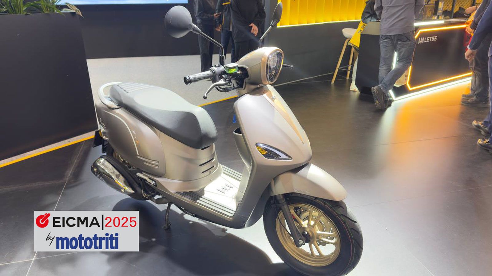 Οι γραμμές του θυμίζουν κλασικά ευρωπαϊκά μοντέλα, με στρογγυλό φανάρι, μεταλλικές λεπτομέρειες, το επίπεδο πάτωμα,  οι αναλογίες του (1.810 x 705 x 1