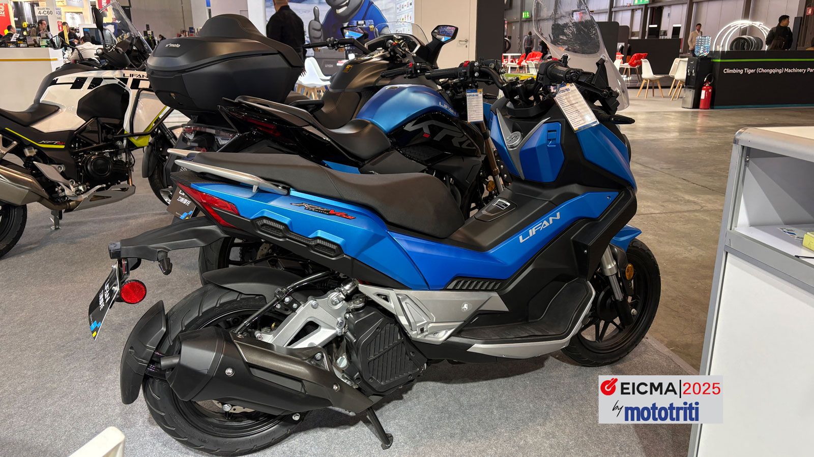 Στην EICMA 2025, η Lifan παρουσίασε το KPV 125/150, ένα scooter που επιχειρεί να συνδυάσει την εμφάνιση adventure μοτοσυκλέτας με την πρακτικότητα των